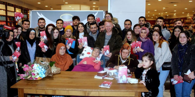 Engel tanımadı! Tek parmağı ile kitap yazdı