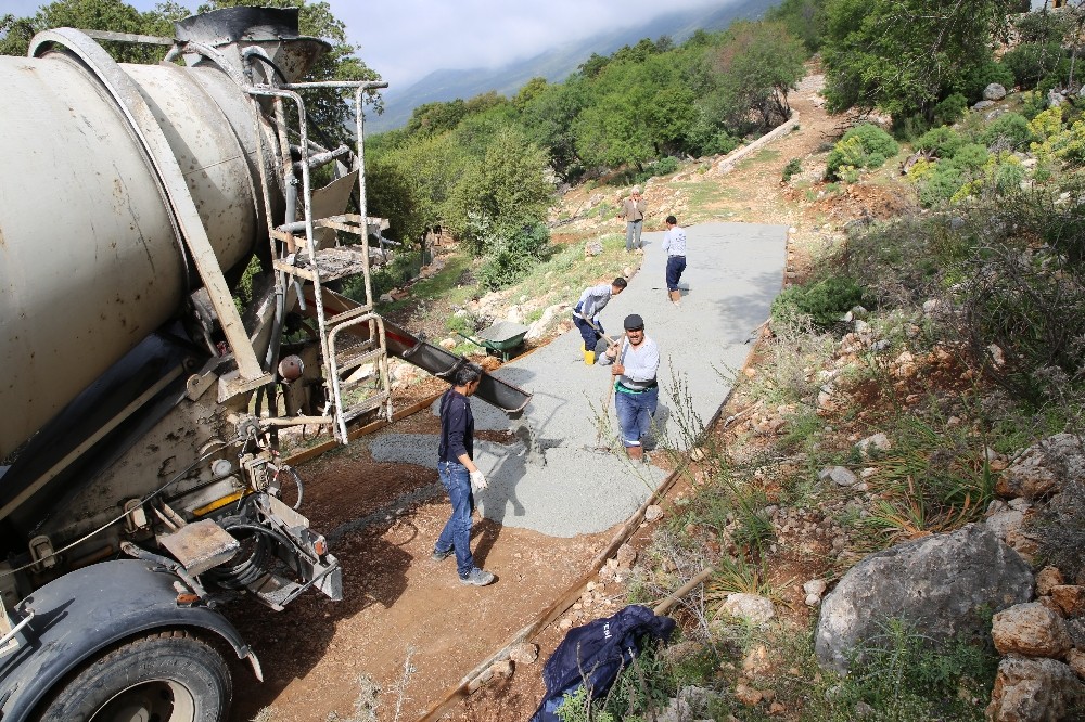 Engelli vatandaş için 150 metre beton yol yapıldı 