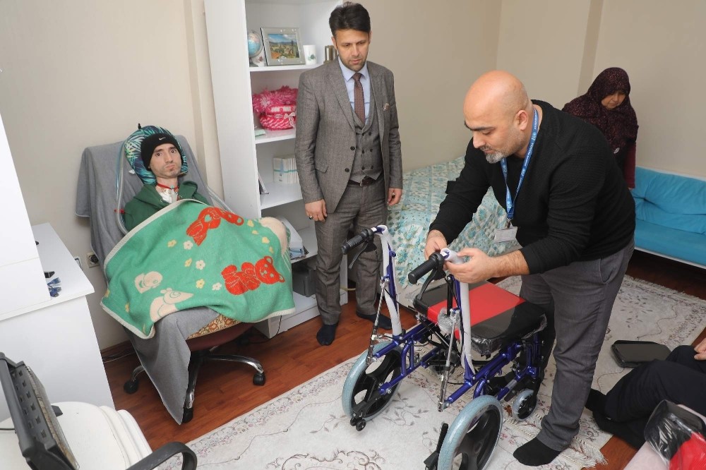Engelli vatandaşın tekerlekli sandalye sevinci 