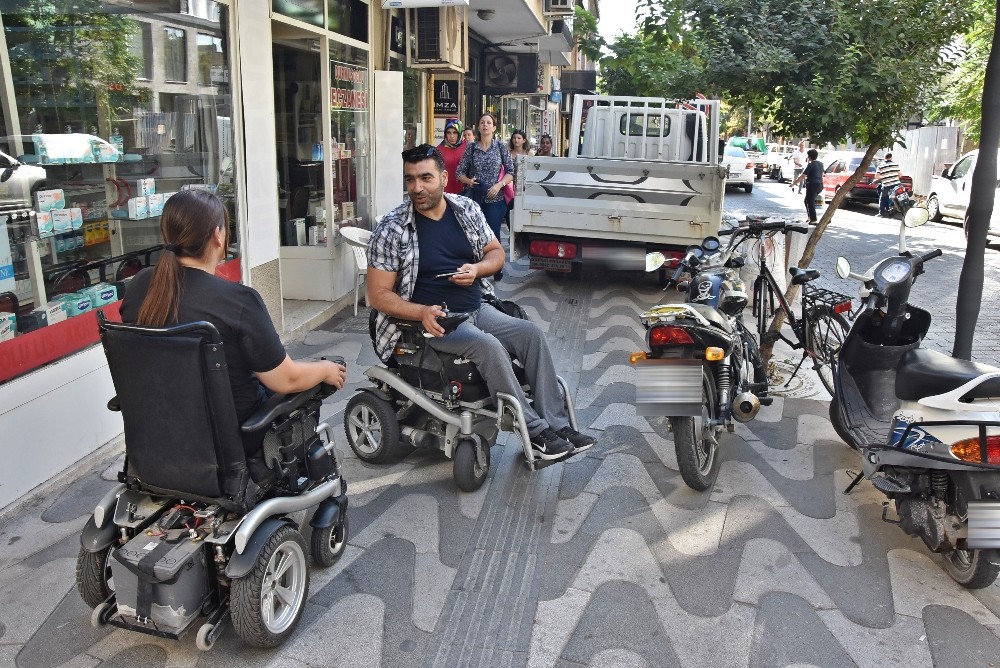 Engelli vatandaşlardan kaldırım işgaline duyarlılık çağrısı 