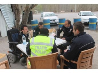 Engelli vatandaştan polislere sürpriz ziyaret