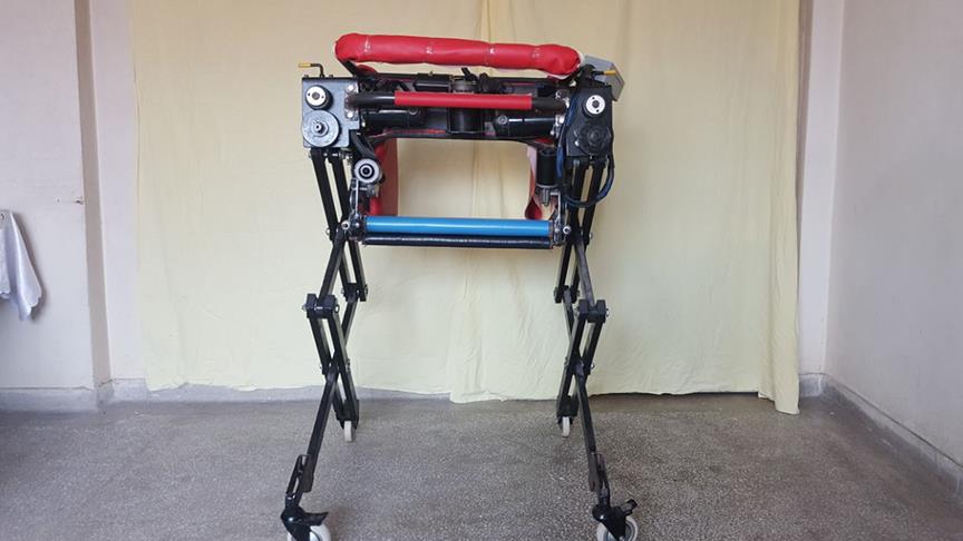 Engelli ve yatalak hastalar için 'robotik sandalye' yaptı