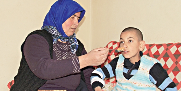 Engelli çocukları için mücadele ediyor