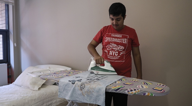 Engelliler, okulda bulunan uygulama evlerinde hayatı öğreniyor