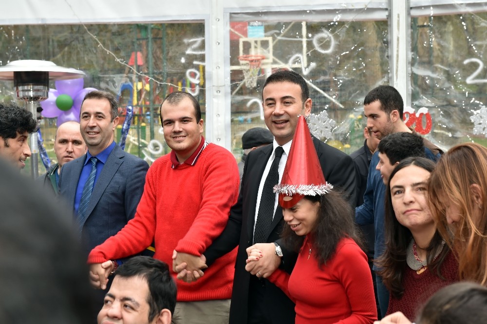 Engelliler yeni yıl öncesi gönüllerince eğlendiler 