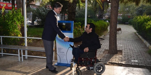 Engellilere özel şarj istasyonu