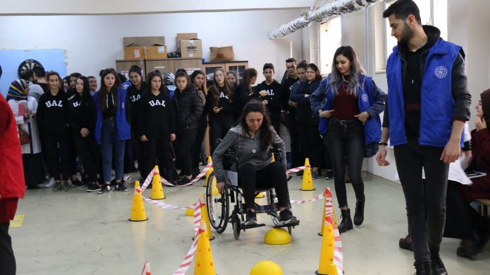 Engellileri anlayabilmek empati parkuru oluşturdular 