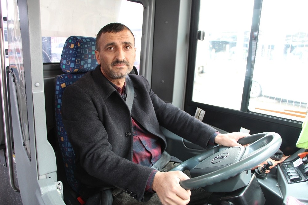 Engelliyi kucağında taşıyan şoför, kanseri yenmiş 