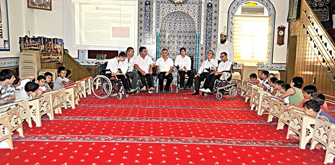 Engelsiz camide ilahi korosu kurdular