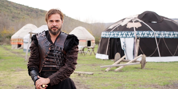 Engin Altan Düzyatan'dan ters köşe! O diziye geçiyor