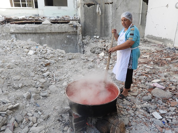 Enkaz alanı ekmek teknesi oldu