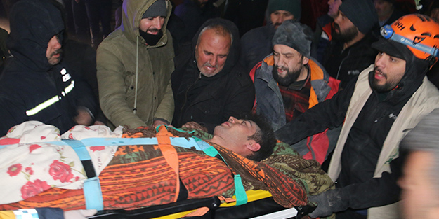 Enkaz alanında duygu dolu anlar! 40 saatin ardından iki kardeş tekbirlerle böyle çıkarıldı