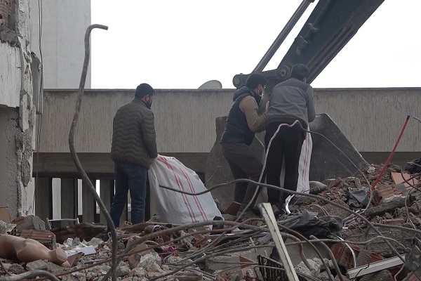 Enkaz altında arayış sürüyor! Molozların altına tek tek bakıyorlar