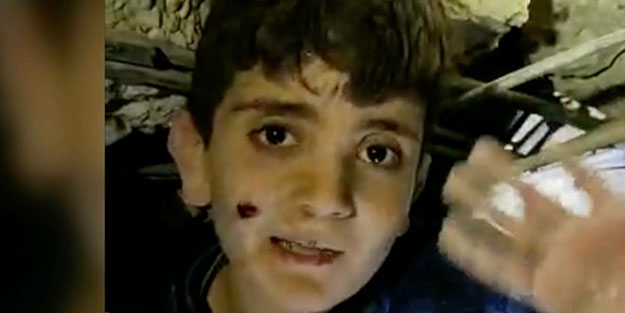 Enkaz altında mucize kurtuluşlar: Çıkmadan bu kez simit istedi, kendisini kurtaran ekiplere sarıldı!