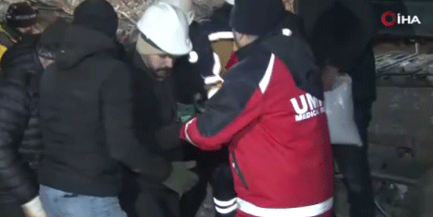 Enkaz altındaki anne-kız böyle kurtarıldı!