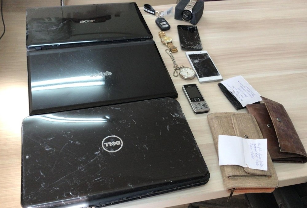 Enkaz altından çıkartılan eşyalar depremzedelere teslim ediliyor 