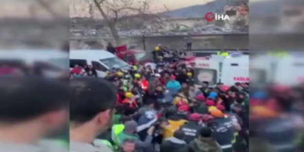 Enkaz altından tekbirlerle çıkartıldı!