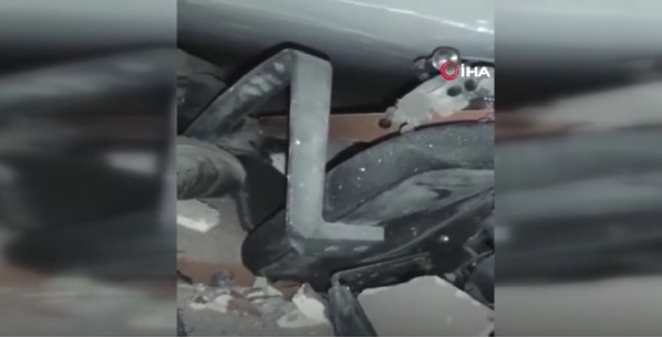 Enkaz altından yardım istedi!