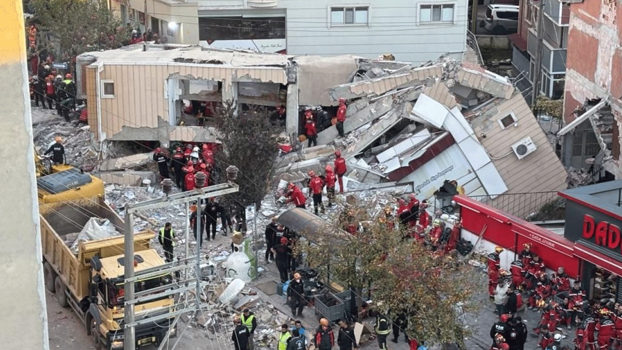 Enkaz başında 12. saat! Arama çalışmaları sürüyor