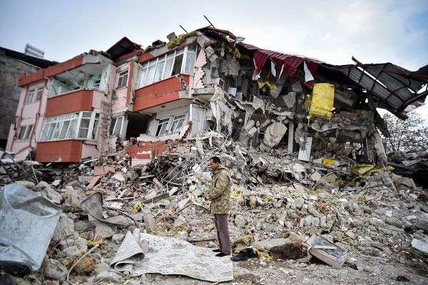 Enkaz başında namaz kılıp dua etti
