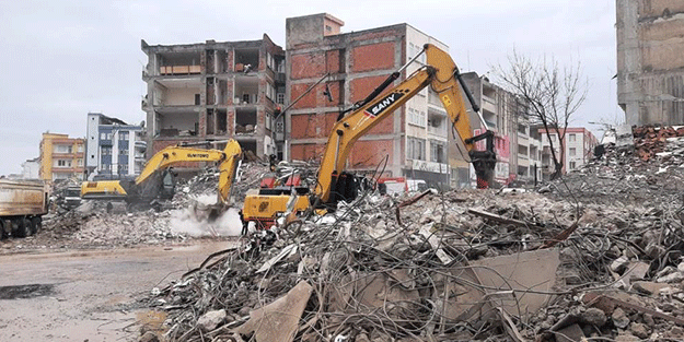 Enkaz kaldırma çalışmaları devam ediyor