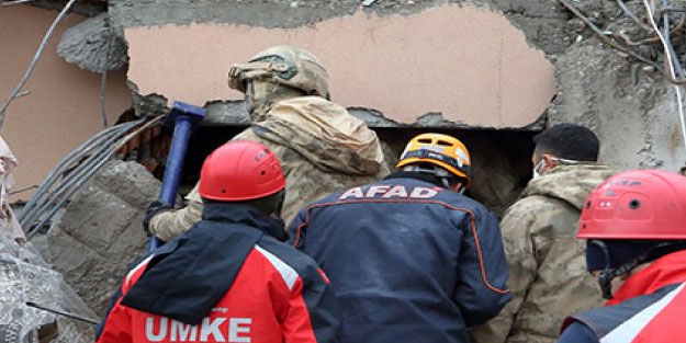 Enkazda bulunan çantada dolu para, altın, bilezik çıktı! Deprem sonrası bina sahibine iade edildi!