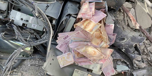 Enkazda para dolu banka kasası bulundu!