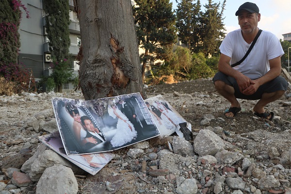 Enkazdaki fotoğraf herkesi duygulandırdı