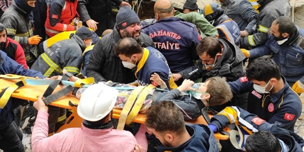 Enkazdan 105 saat sonra kurtarıldılar