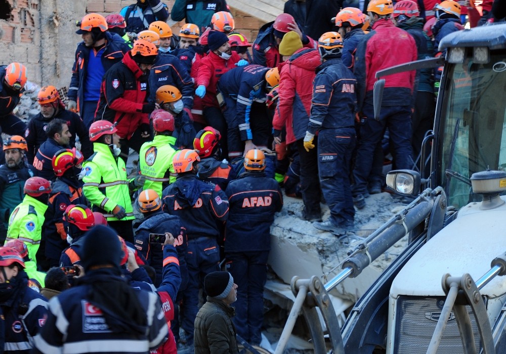 Enkazdan 15 saatin ardından 1 kişi daha sağ çıkarıldı 