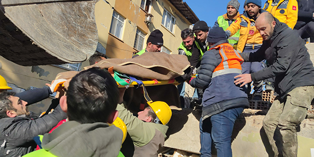 Enkazdan 85 saat sonra kurtarılan yaşlı kadının ilk sözleri!