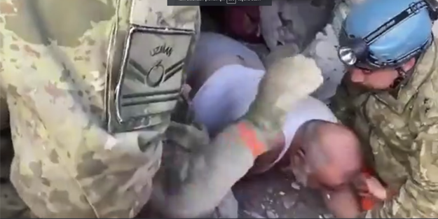 Enkazdan ağzında sigara ile çıktı, hastaneye gitmeyi reddetti...