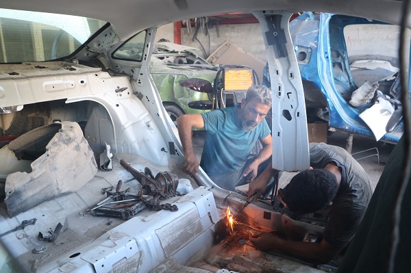 Enkazdan çıkan araçlar ekonomiye kazandırılıyor! Hasarlı aracı alanlar onların yanına koşuyor