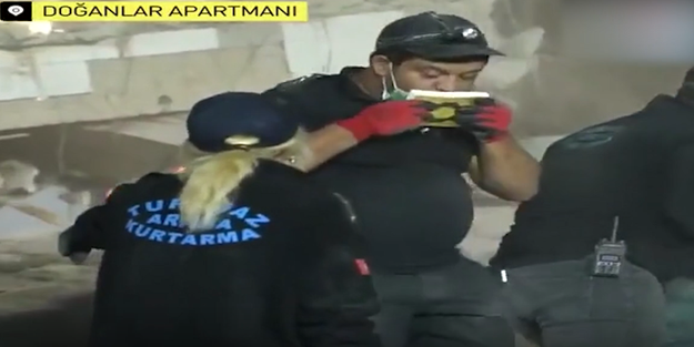 Enkazdan çıkardığı Kur'an'a yaptığıyla takdir topladı
