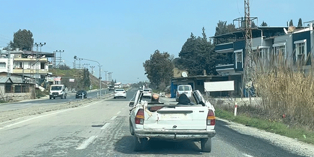 Enkazdan çıkarttığı yarım aracıyla trafikte görüntülendi! 'Tehlikeli ama...'