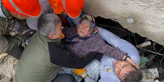 Enkazdan kurtarılan 88 yaşındaki Ümmühan nine yaşadıklarını gözyaşlarıyla anlattı