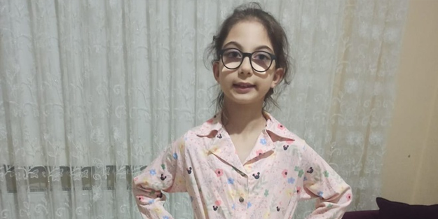 Enkazdan sağ çıkarılan kız çocuğundan halen haber yok: Ambulansa götürülme anları ortaya çıktı