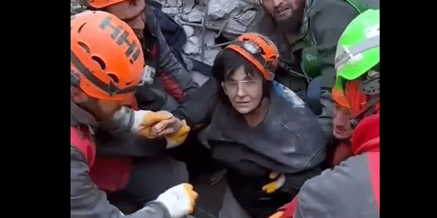 Enkazdan sağ çıktı, güvenlik güçlerine sarıldı
