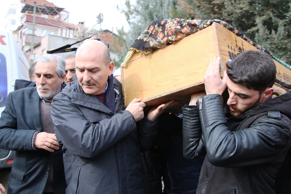 Enkazdan son çıkartılan yaşlı kadının cenaze namazı kılındı 