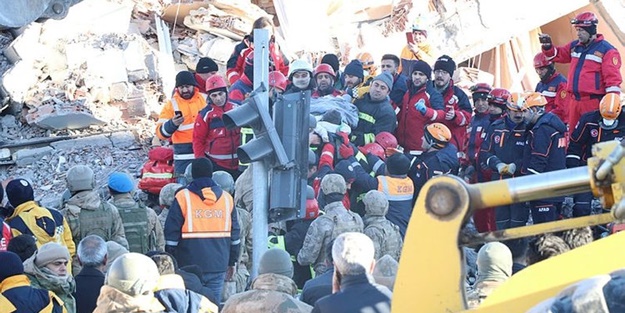 Enkazdan yaralı olarak kurtarılmıştı: 12 yaşındaki Miraç'tan acı haber