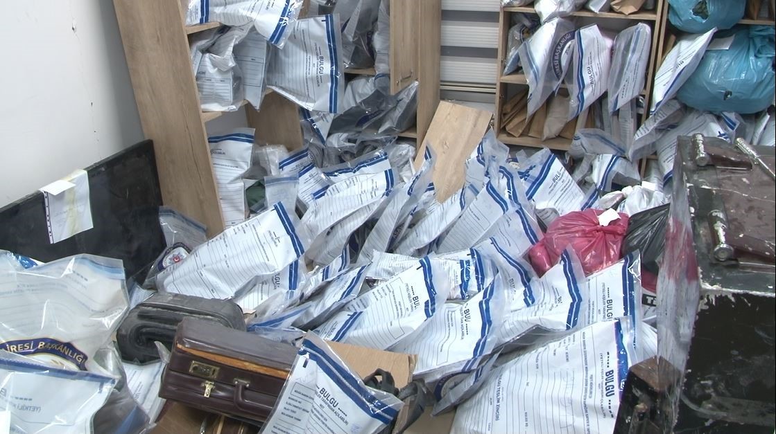 Enkazlardan çıkan kıymetli eşyalar güvenlik güçlerine emanet