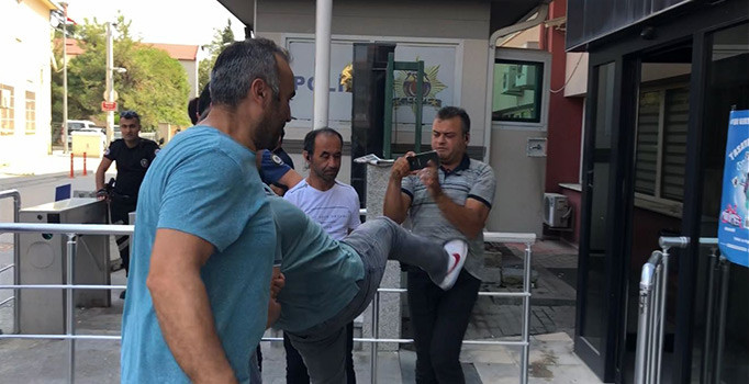 Enselenen cezaevi firarisinden basın mensubuna tekmeli saldırı