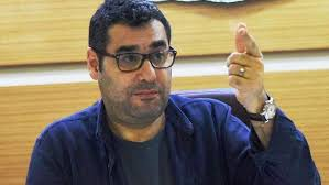 Enver Aysever, bileklerine kadar kıllı haline bakmadan...