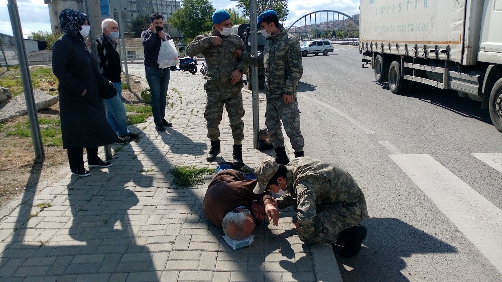 Epilepsi nöbeti geçiren vatandaşın yardımına astsubay koştu 