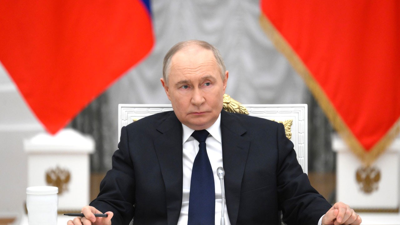 Epstein belgelerinde dikkat çeken detay! Putin’in yerine geçecek isim yazıldı