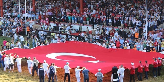 Er meydanında Türk bayrağı açıldı