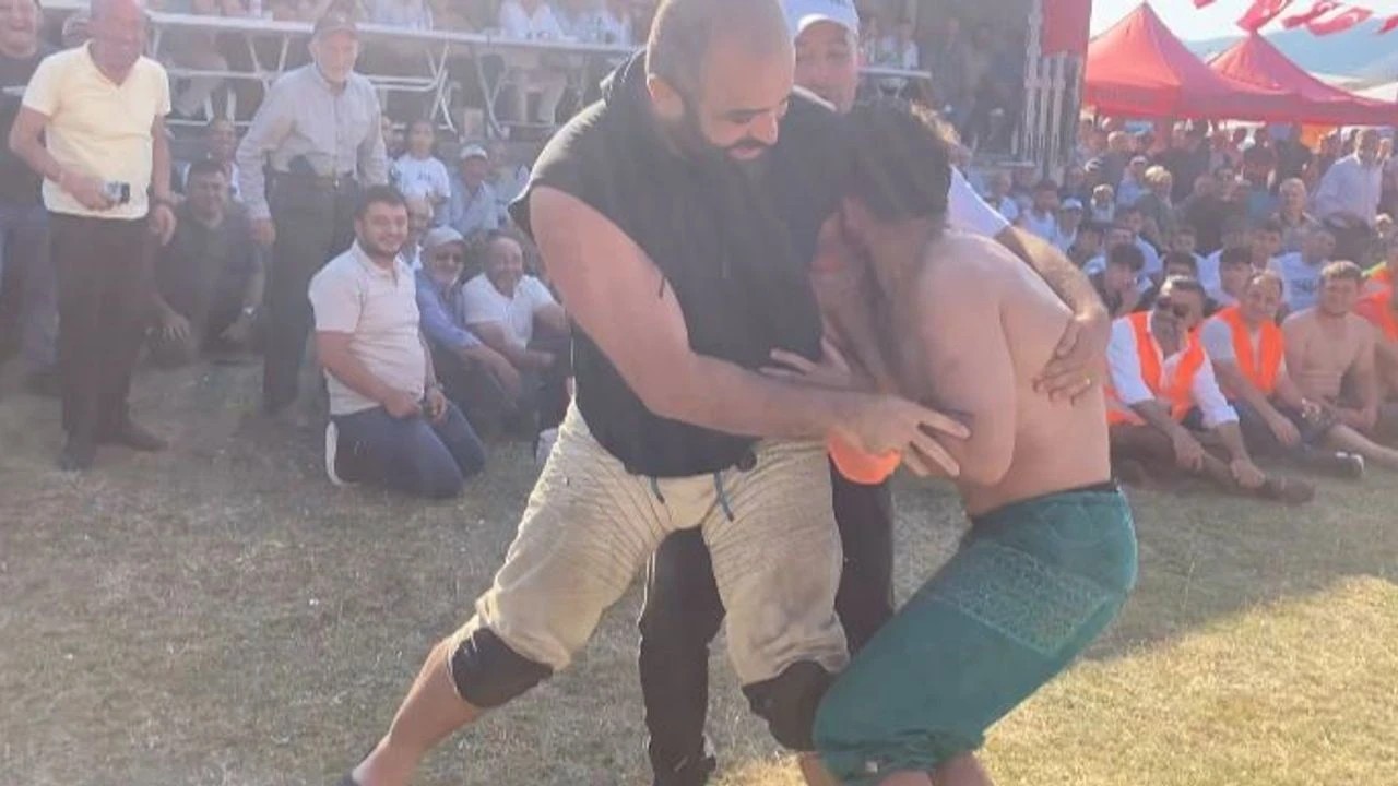 Er meydanının kahkahaya boğulduğu anlar! Pehlivan rakibi karıştırdı, seyirciyi sırtladı