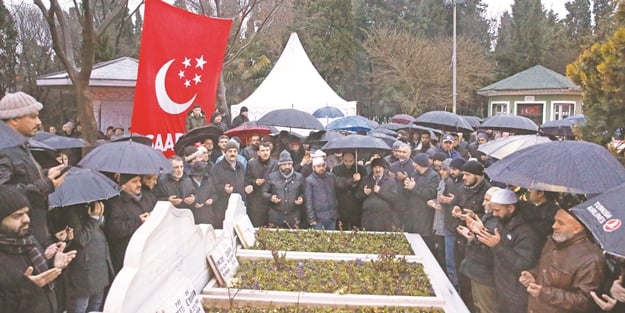 Erbakan hoca dualarla anıldı