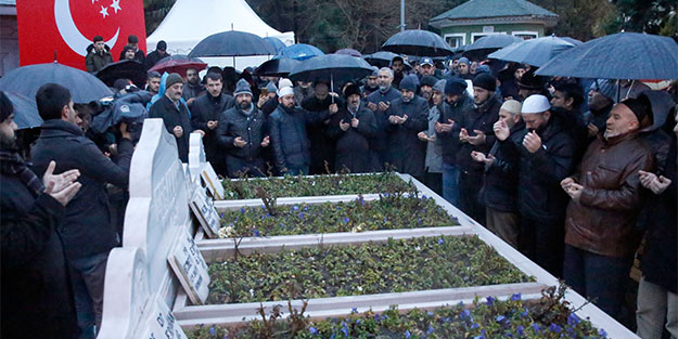 Erbakan Hoca kabri başında dualarla anıldı