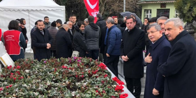 Erbakan'ın kabrine giden Davutoğlu'nun yanındaki isim dikkat çekti